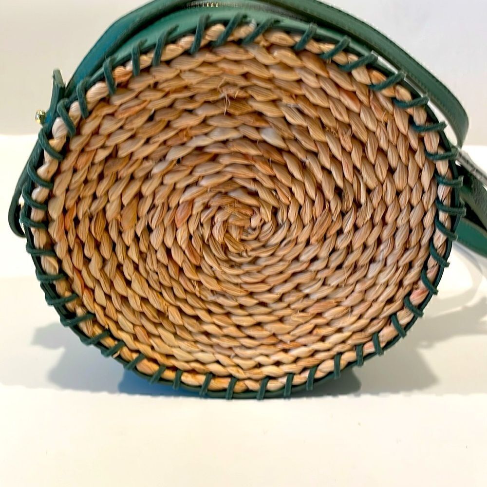 Bath and body Works round wicker Crossbody purse new small - Picture 4 of 7
